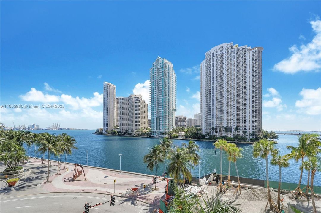 合同活跃: $580,000 (1 贝兹, 1 浴室, 891 平方英尺)