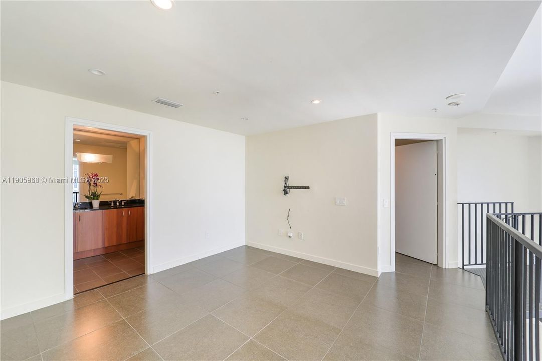 合同活跃: $580,000 (1 贝兹, 1 浴室, 891 平方英尺)