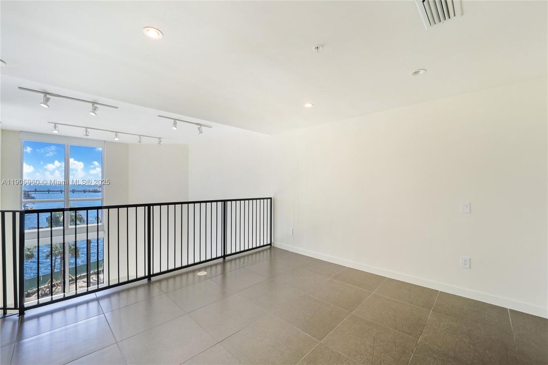 合同活跃: $580,000 (1 贝兹, 1 浴室, 891 平方英尺)