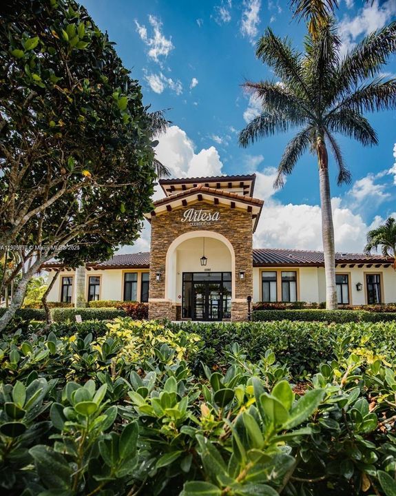 For Sale: $380,000 (2 beds, 2 baths, 1422 Square Feet)