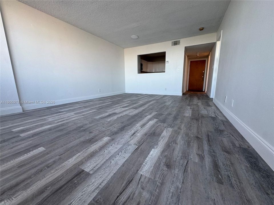 For Sale: $145,000 (1 beds, 1 baths, 790 Square Feet)