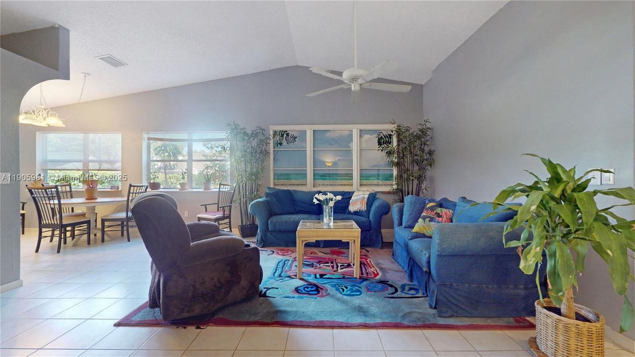 For Sale: $295,000 (2 beds, 2 baths, 1286 Square Feet)