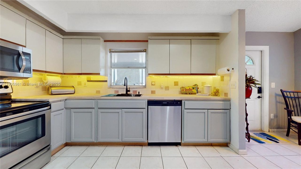 For Sale: $295,000 (2 beds, 2 baths, 1286 Square Feet)