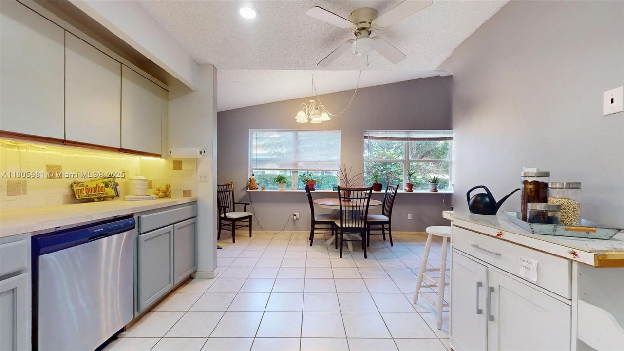 For Sale: $295,000 (2 beds, 2 baths, 1286 Square Feet)