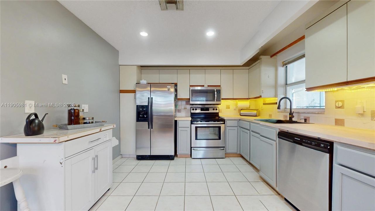 For Sale: $295,000 (2 beds, 2 baths, 1286 Square Feet)