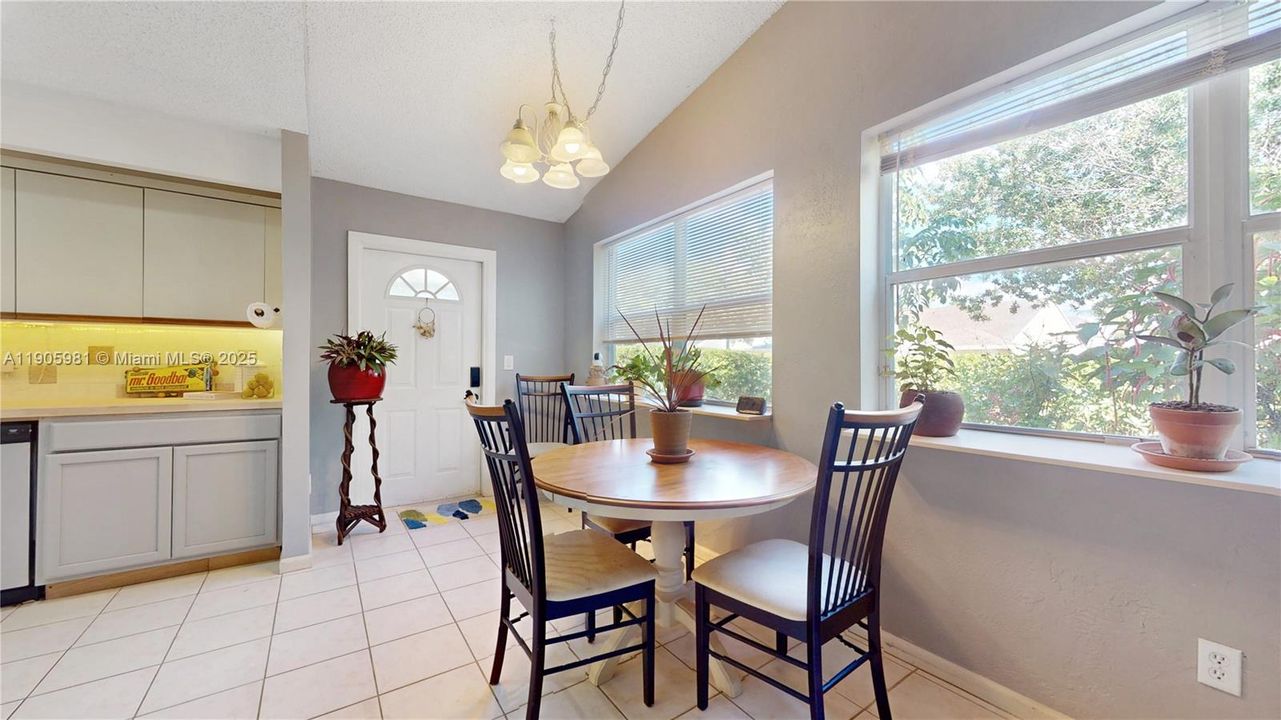 For Sale: $295,000 (2 beds, 2 baths, 1286 Square Feet)