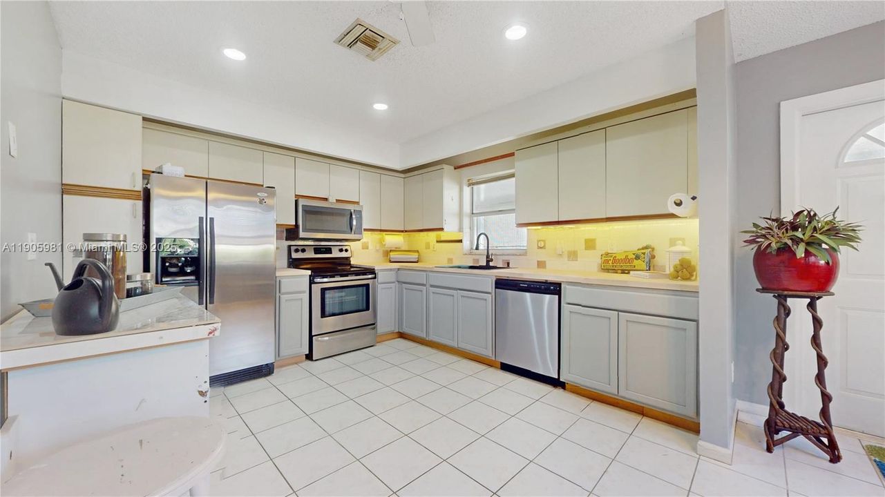 For Sale: $295,000 (2 beds, 2 baths, 1286 Square Feet)