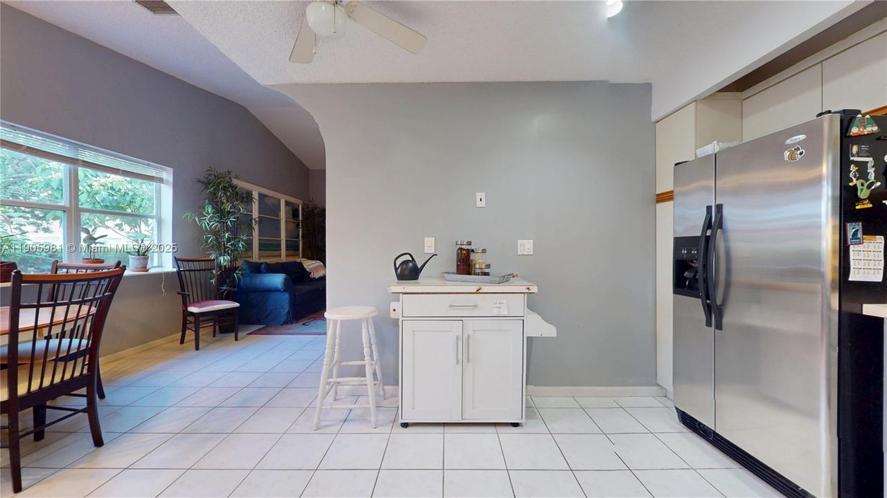 For Sale: $295,000 (2 beds, 2 baths, 1286 Square Feet)