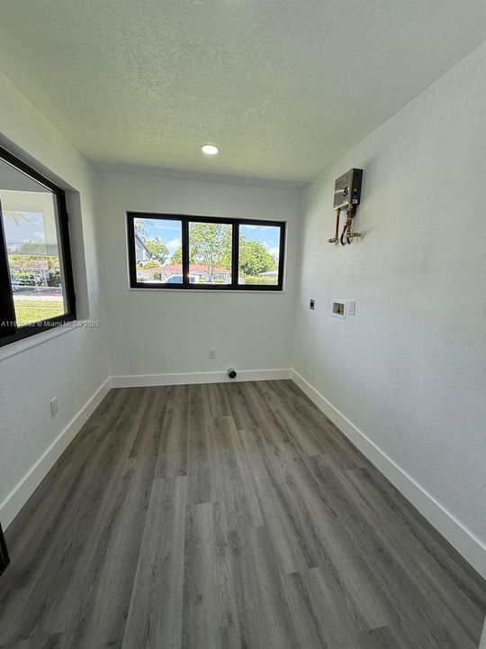 合同活跃: $639,900 (4 贝兹, 3 浴室, 2007 平方英尺)