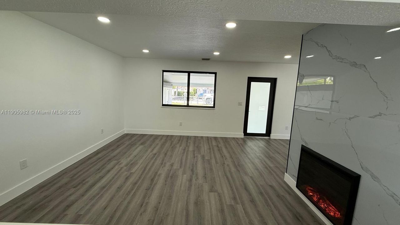 合同活跃: $639,900 (4 贝兹, 3 浴室, 2007 平方英尺)