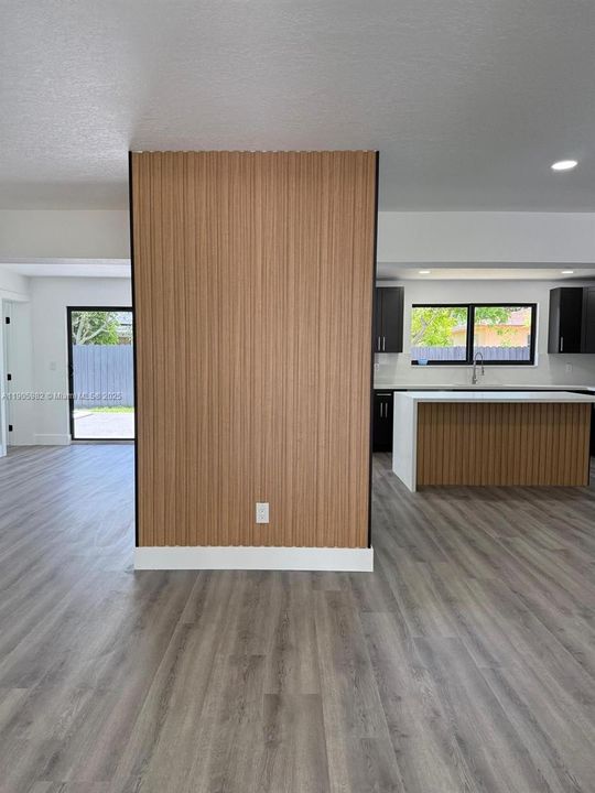 合同活跃: $639,900 (4 贝兹, 3 浴室, 2007 平方英尺)