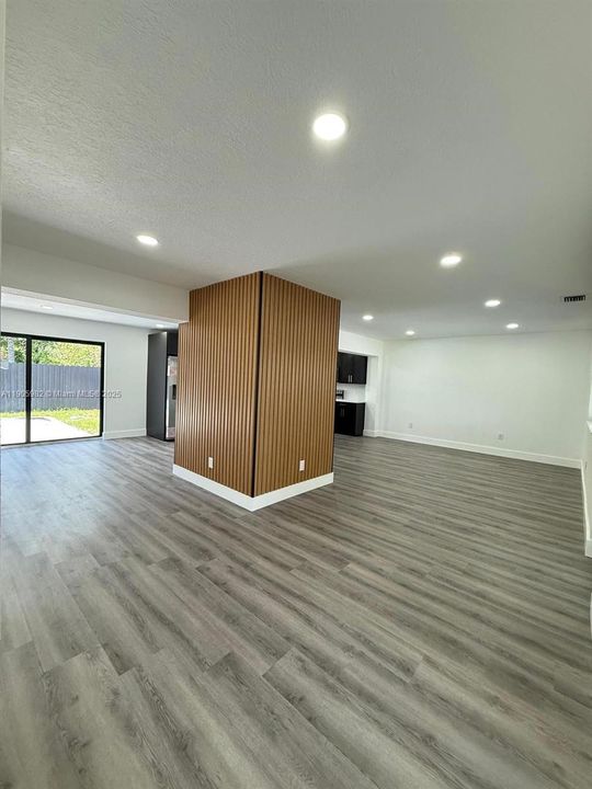 合同活跃: $639,900 (4 贝兹, 3 浴室, 2007 平方英尺)