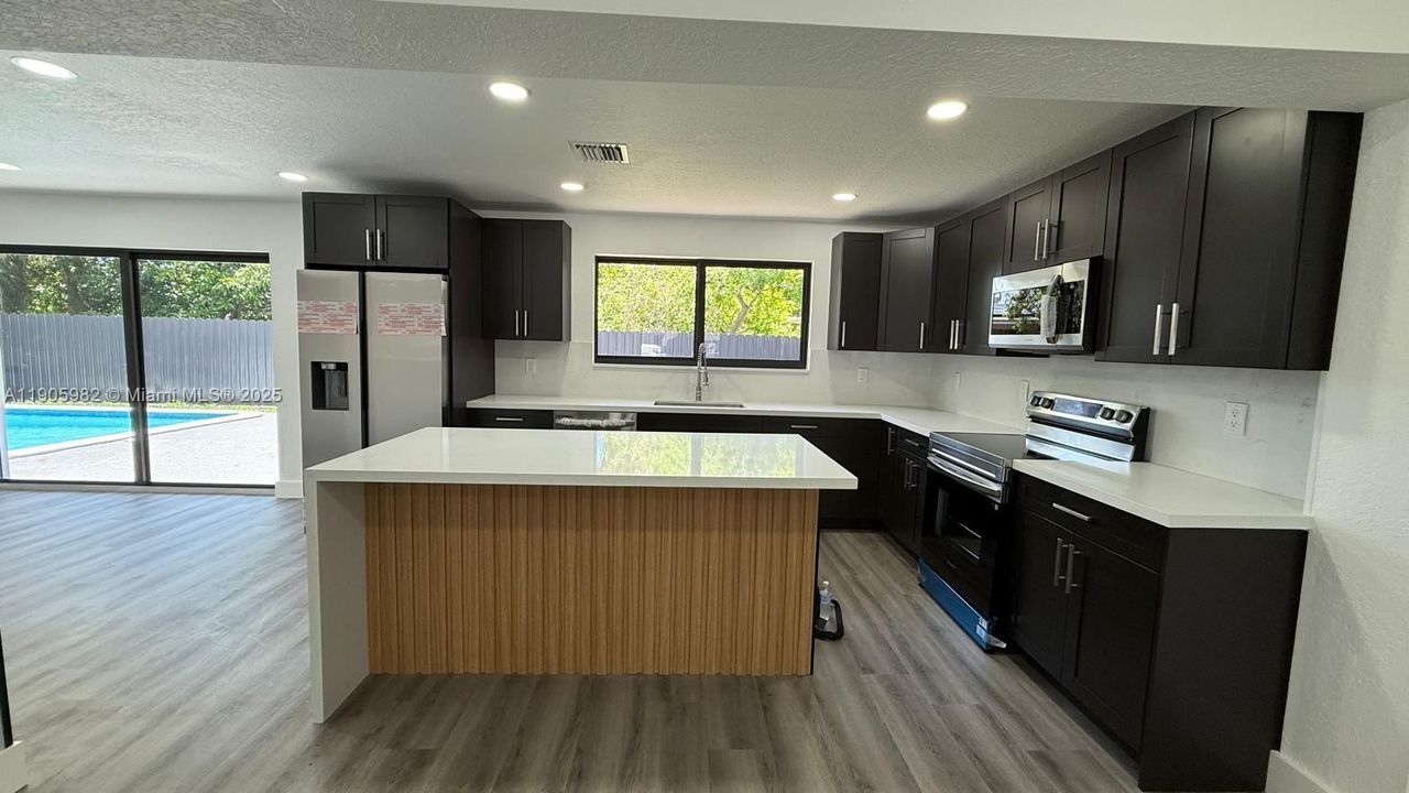 合同活跃: $639,900 (4 贝兹, 3 浴室, 2007 平方英尺)