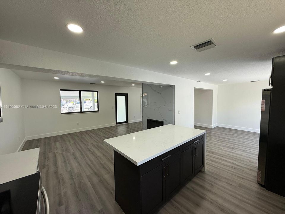 合同活跃: $639,900 (4 贝兹, 3 浴室, 2007 平方英尺)