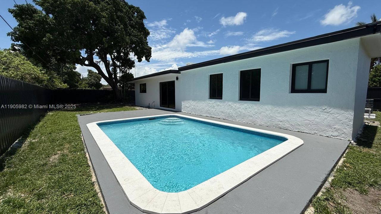 合同活跃: $639,900 (4 贝兹, 3 浴室, 2007 平方英尺)