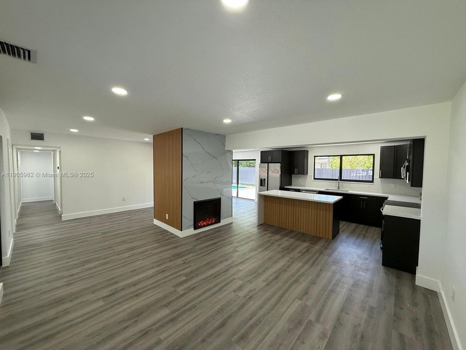 合同活跃: $639,900 (4 贝兹, 3 浴室, 2007 平方英尺)