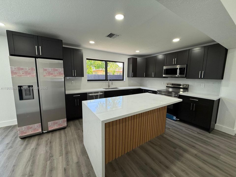 合同活跃: $639,900 (4 贝兹, 3 浴室, 2007 平方英尺)