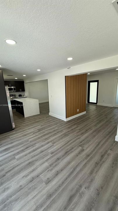 合同活跃: $639,900 (4 贝兹, 3 浴室, 2007 平方英尺)