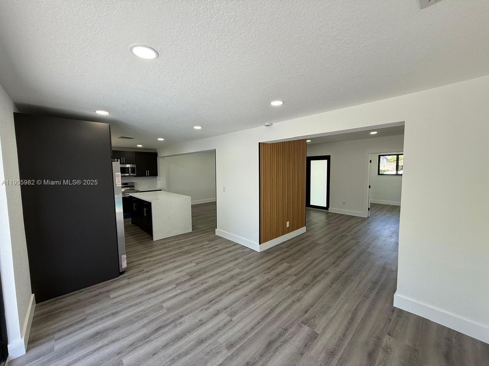 合同活跃: $639,900 (4 贝兹, 3 浴室, 2007 平方英尺)