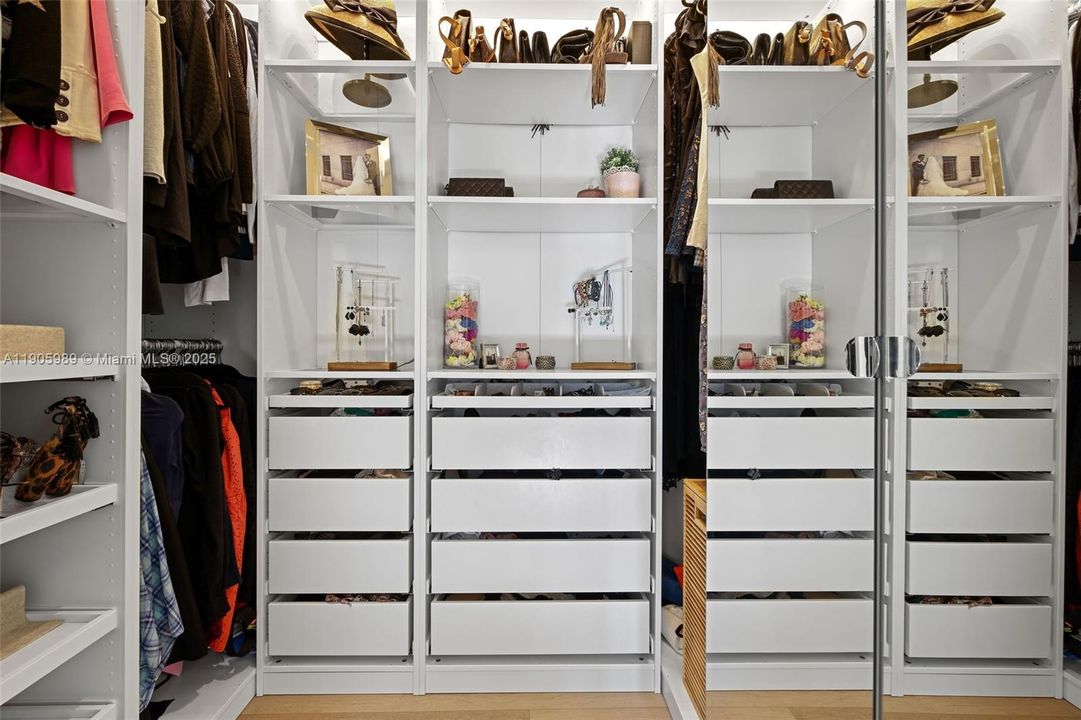 For Sale: $2,695,000 (3 beds, 3 baths, 2270 Square Feet)