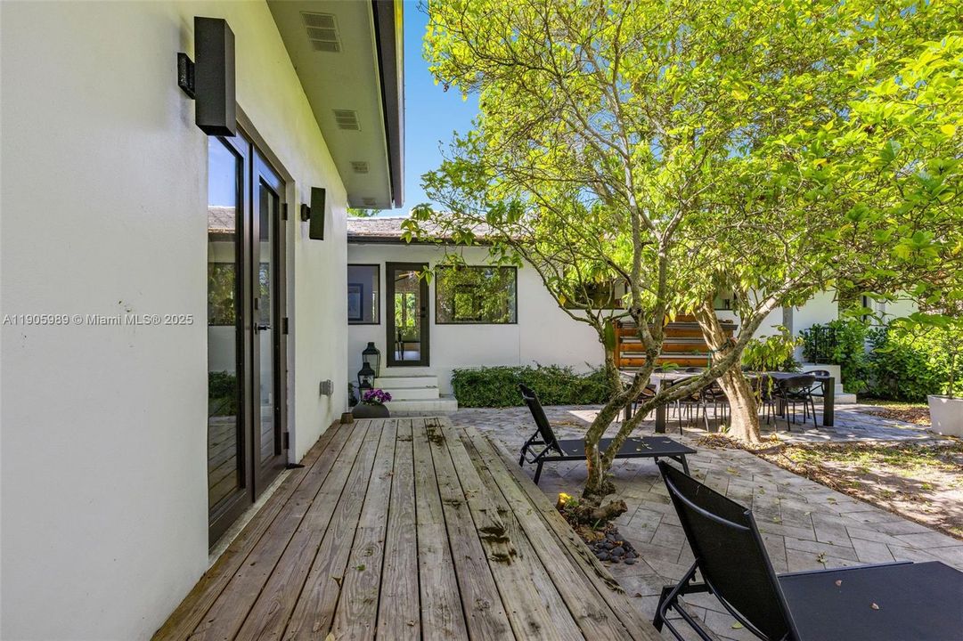 For Sale: $2,695,000 (3 beds, 3 baths, 2270 Square Feet)