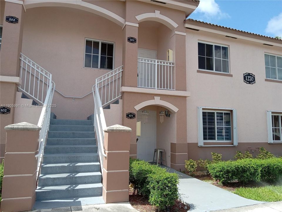 Active With Contract: $1,650 (2 beds, 2 baths, 815 Square Feet)