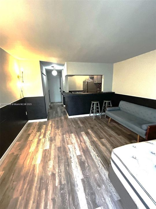 For Rent: $1,695 (0 beds, 1 baths, 370 Square Feet)