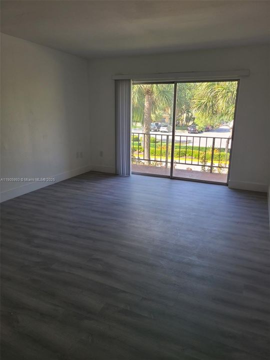 合同活跃: $2,300 (2 贝兹, 2 浴室, 1022 平方英尺)