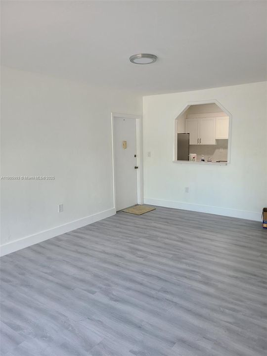 合同活跃: $2,300 (2 贝兹, 2 浴室, 1022 平方英尺)