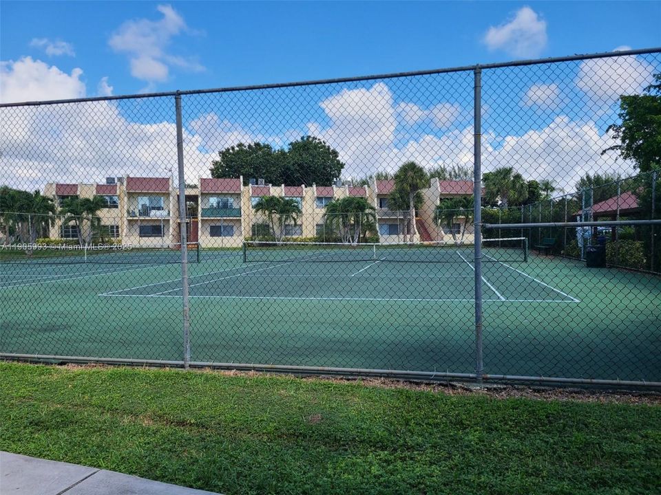 合同活跃: $2,300 (2 贝兹, 2 浴室, 1022 平方英尺)