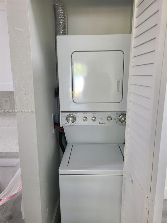 合同活跃: $2,300 (2 贝兹, 2 浴室, 1022 平方英尺)