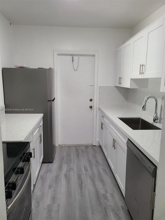 合同活跃: $2,300 (2 贝兹, 2 浴室, 1022 平方英尺)