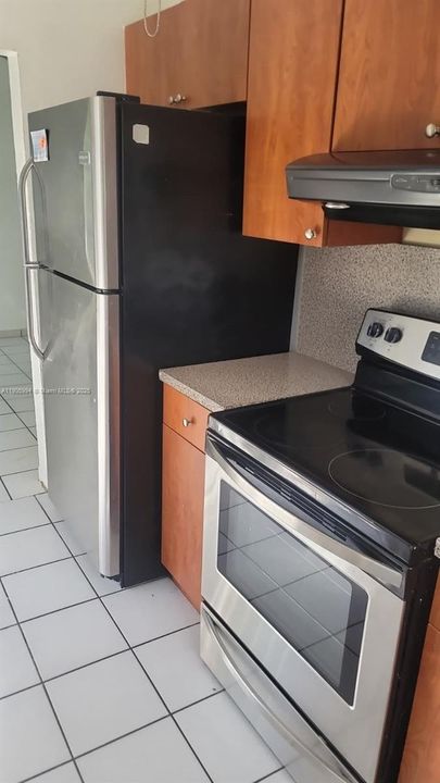 Active With Contract: $1,900 (2 beds, 1 baths, 700 Square Feet)