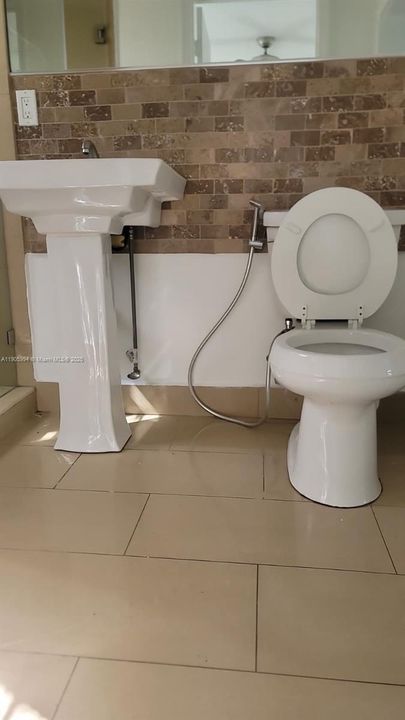 Active With Contract: $1,900 (2 beds, 1 baths, 700 Square Feet)