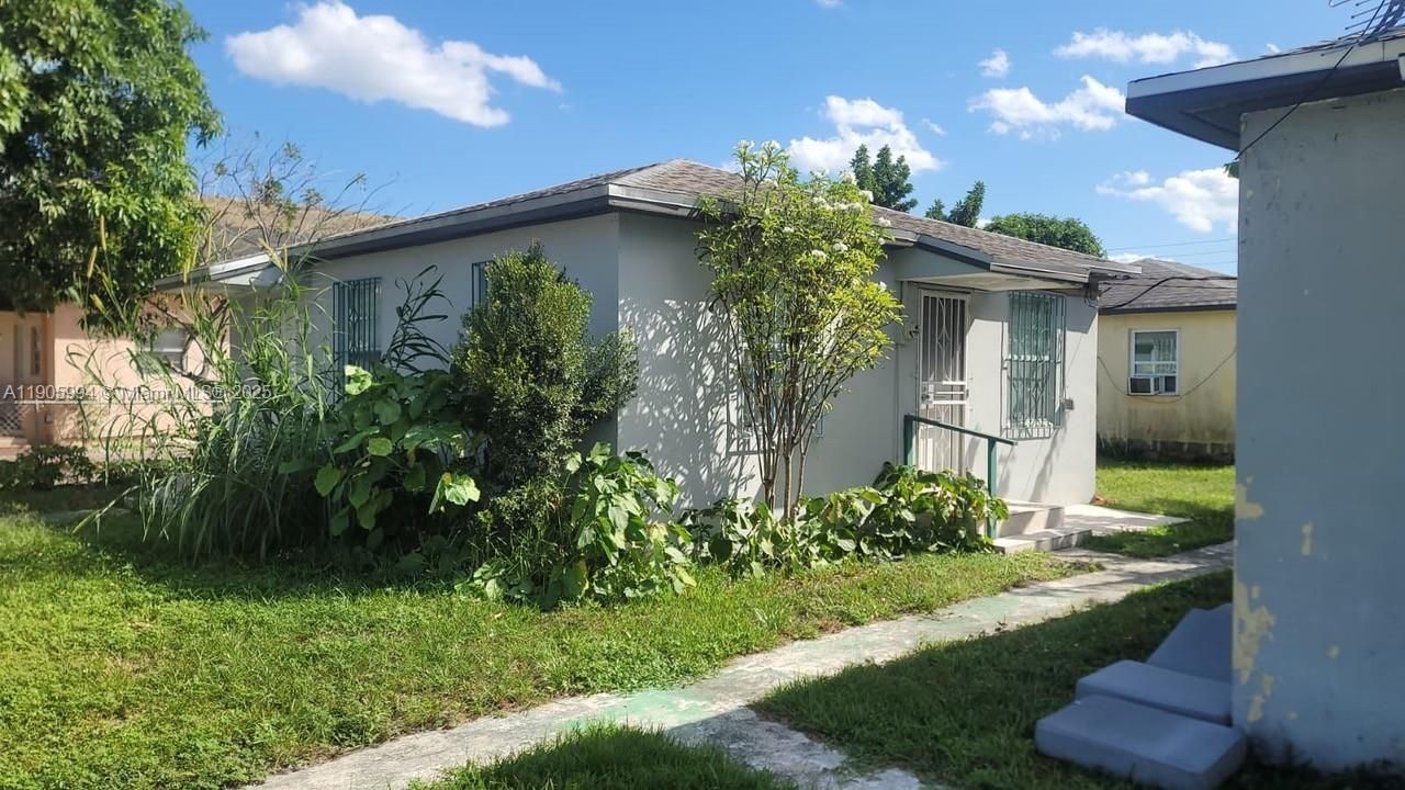 Active With Contract: $1,900 (2 beds, 1 baths, 700 Square Feet)