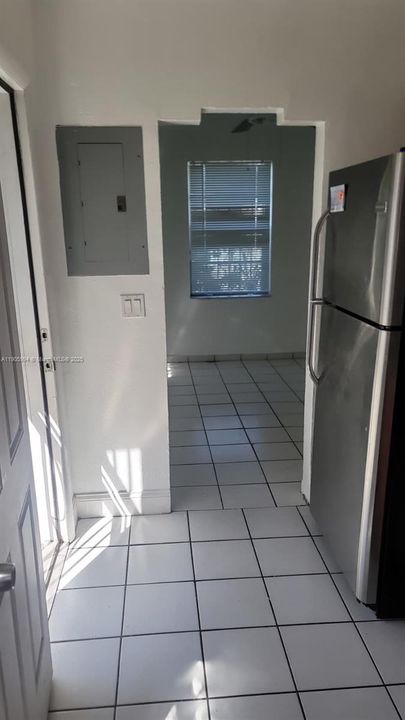 Active With Contract: $1,900 (2 beds, 1 baths, 700 Square Feet)