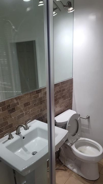 Active With Contract: $1,900 (2 beds, 1 baths, 700 Square Feet)