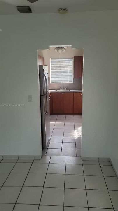 Active With Contract: $1,900 (2 beds, 1 baths, 700 Square Feet)