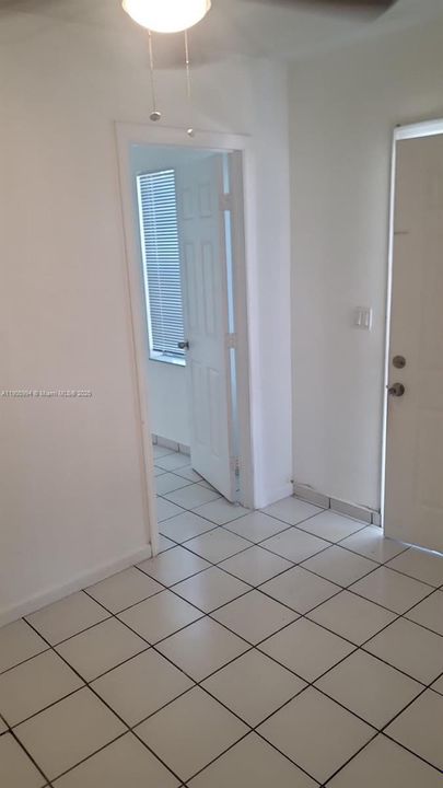 Active With Contract: $1,900 (2 beds, 1 baths, 700 Square Feet)