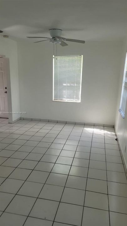 Active With Contract: $1,900 (2 beds, 1 baths, 700 Square Feet)