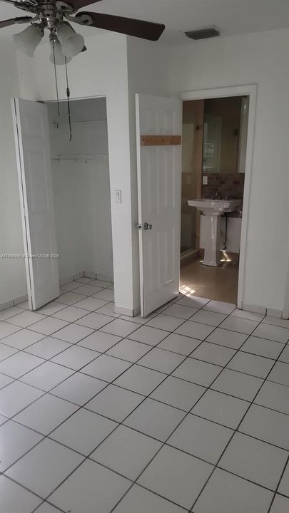 Active With Contract: $1,900 (2 beds, 1 baths, 700 Square Feet)