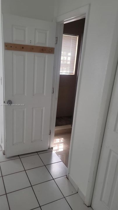 Active With Contract: $1,900 (2 beds, 1 baths, 700 Square Feet)