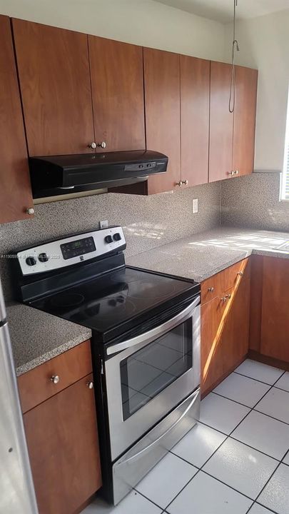 Active With Contract: $1,900 (2 beds, 1 baths, 700 Square Feet)