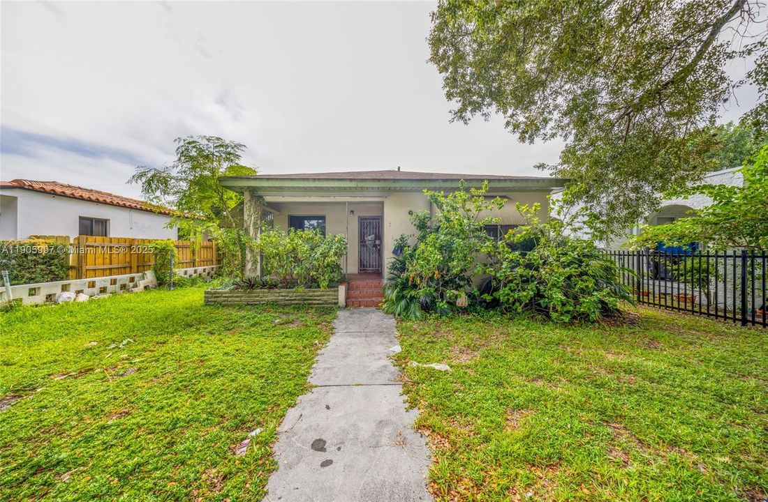 Active With Contract: $251,000 (3 beds, 1 baths, 1231 Square Feet)