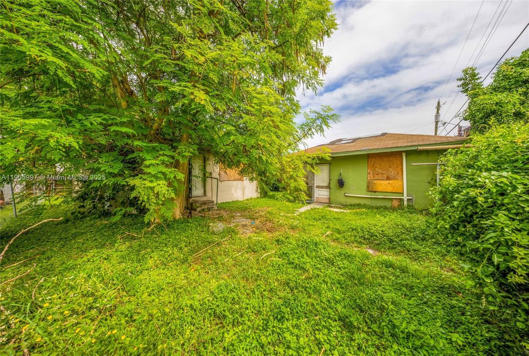 Active With Contract: $251,000 (3 beds, 1 baths, 1231 Square Feet)