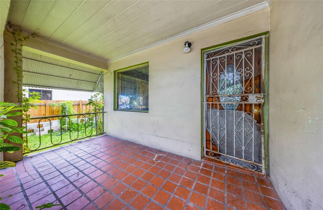 Active With Contract: $251,000 (3 beds, 1 baths, 1231 Square Feet)