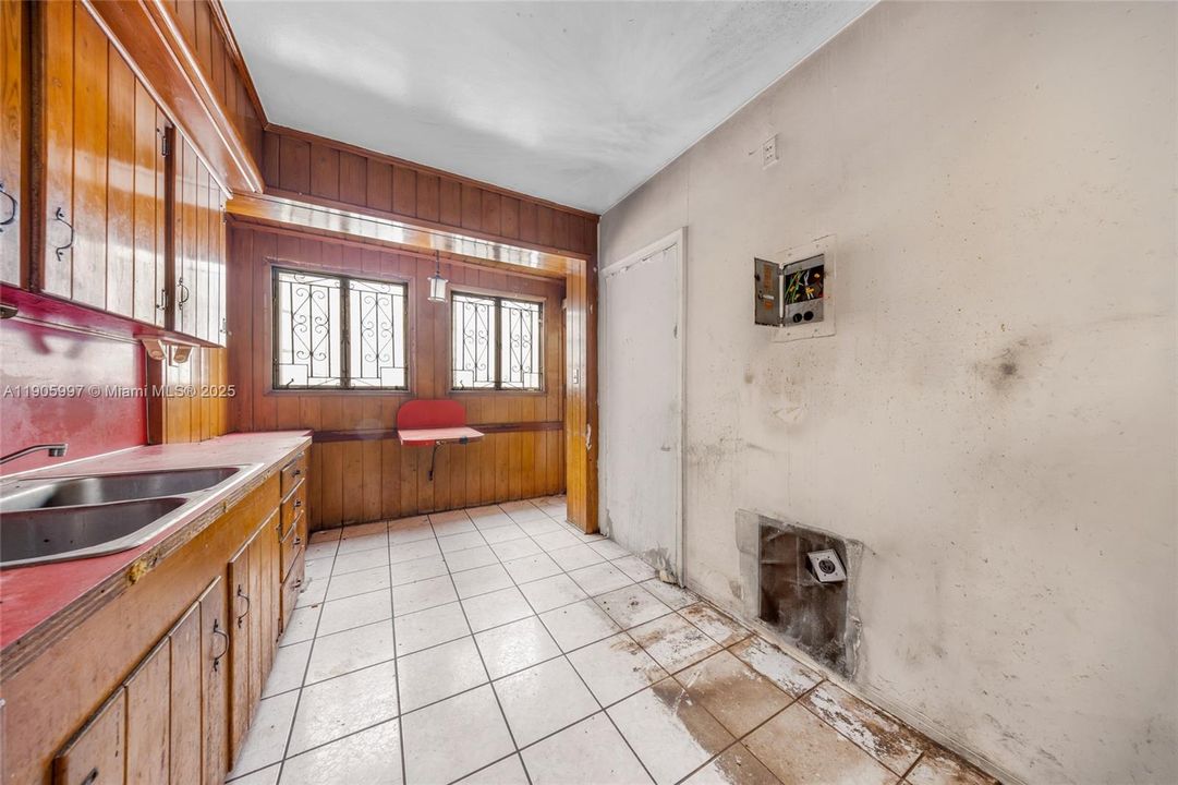 Active With Contract: $251,000 (3 beds, 1 baths, 1231 Square Feet)