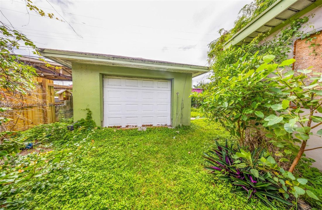 Active With Contract: $251,000 (3 beds, 1 baths, 1231 Square Feet)