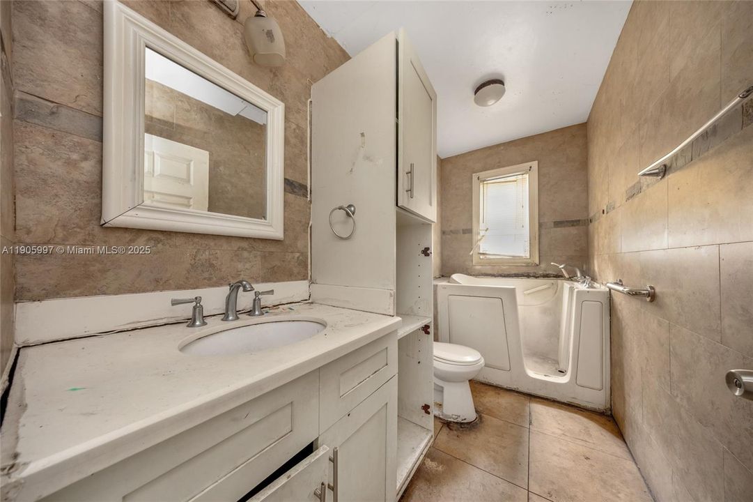 Active With Contract: $251,000 (3 beds, 1 baths, 1231 Square Feet)