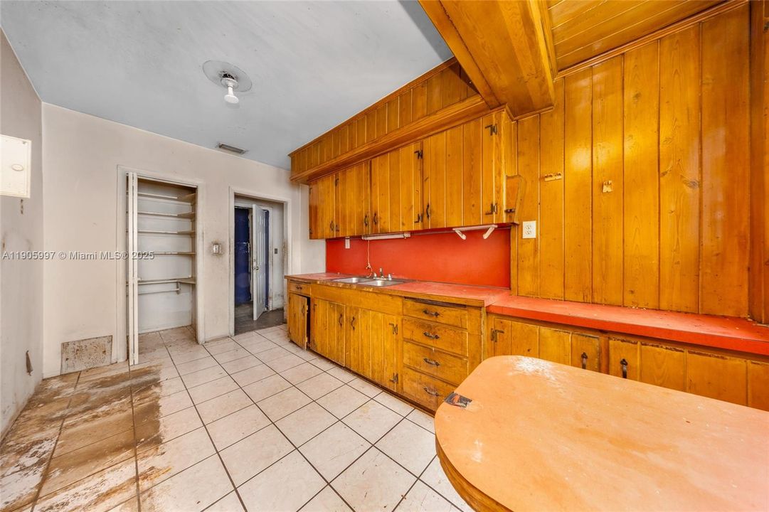 Active With Contract: $251,000 (3 beds, 1 baths, 1231 Square Feet)